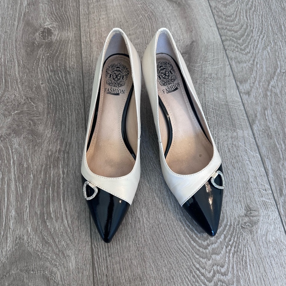 NWOB TinaCus Cap Toe Scuplted Heels Off-White Leather Pump Size US6